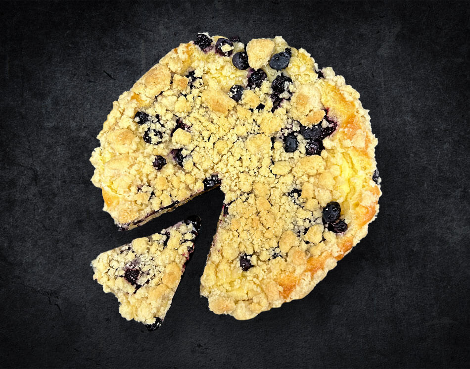 Streuseltörtchen mit Kirschen und Blaubeeren