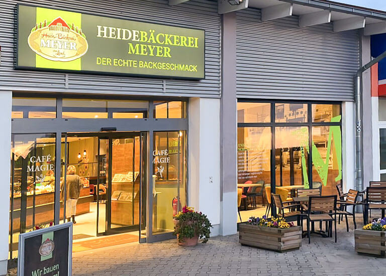 Bäckerei Meyer Filiale Grußendorf mit Außen-Terrasse bei der Rad-Tour